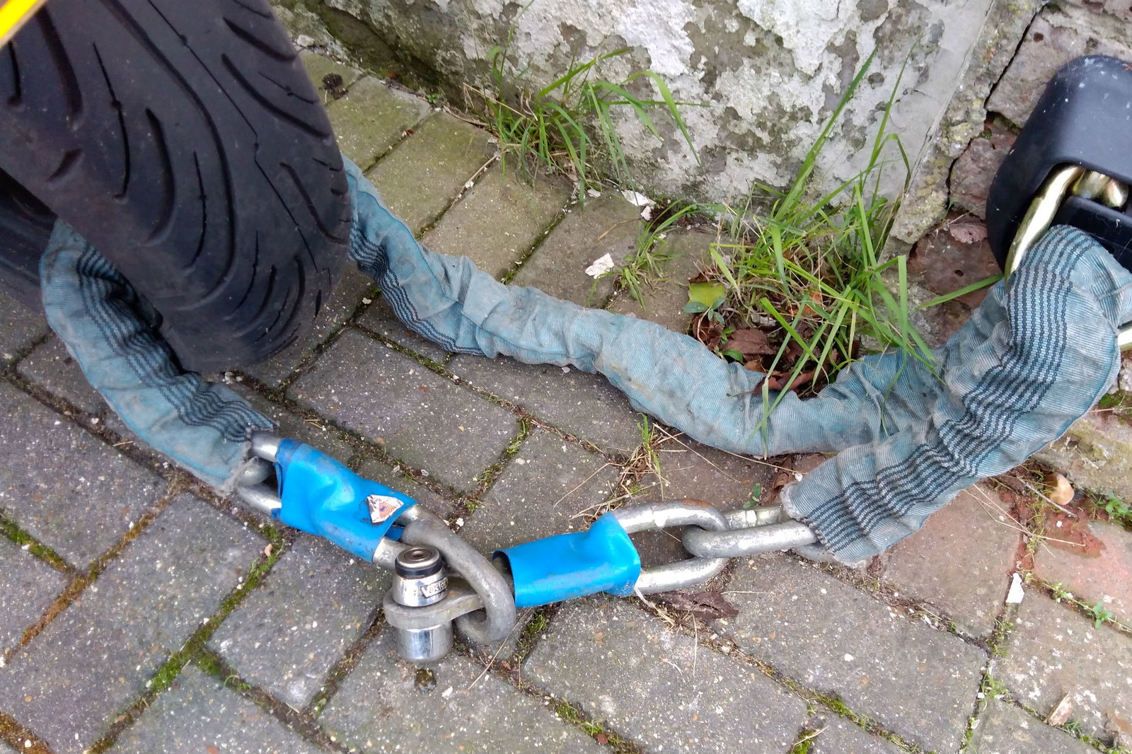 Cosmo Connected: Emergency calling & brake lighting for helmets